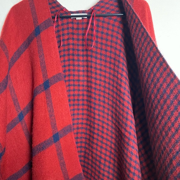Loft Poncho Womens Sweater Wrap Shrug Soft Warm Fringe Hem Cape Plaid Red Blue - Picture 5 of 10
